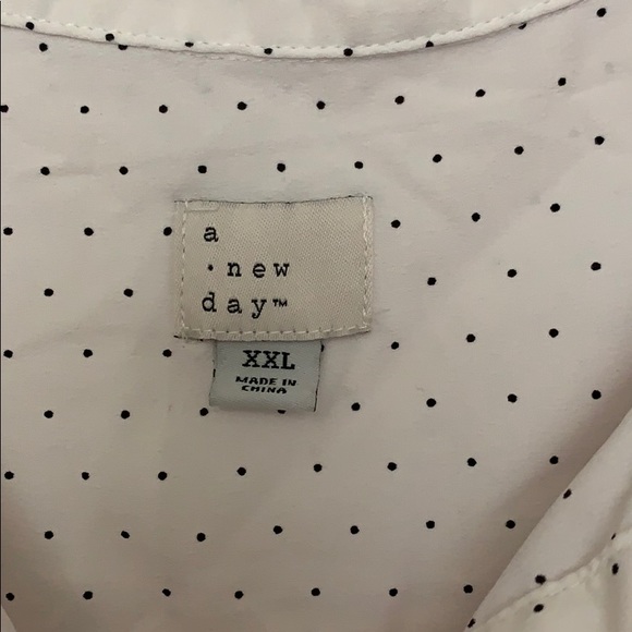 Sleeveless polka dotted blouse - Picture 2 of 3